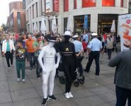 Promotion Morphsuits in Aktion in einer Einkaufsstraße