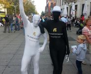 Mrs. black and Mr. white - bedruckte Morphsuits in Aktion