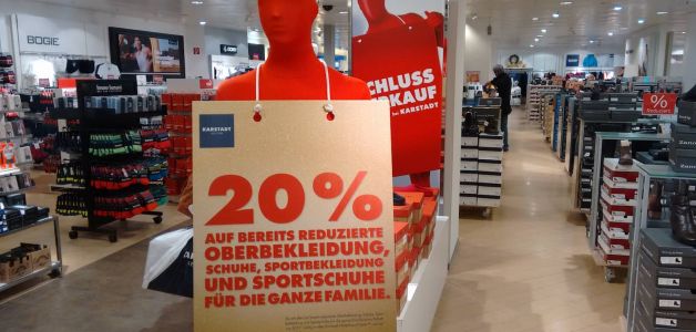 Roter Karstadt Morphsuit als Werbefiguren in Karstadt Filialen in Berlin