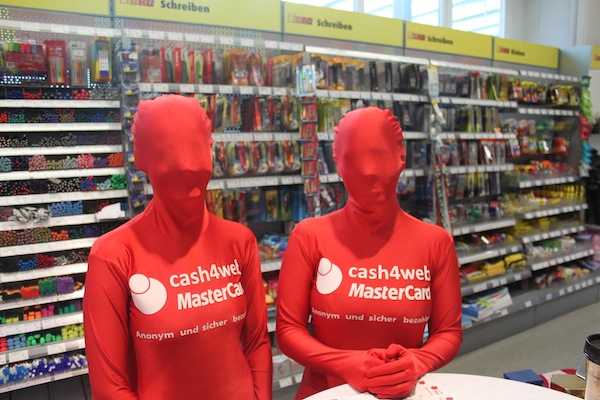 Cash 4 Web - bedruckte rote Morphsuits im Promotion Einsatz